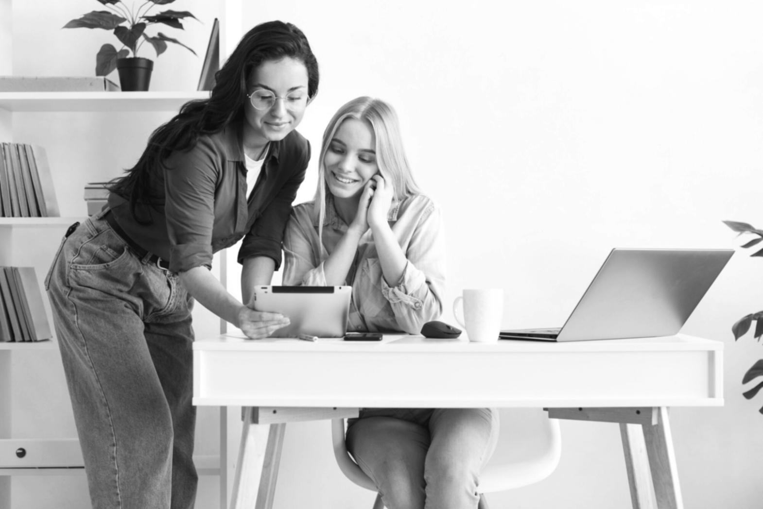 Professionelle Finanzberatung in modernem Büro